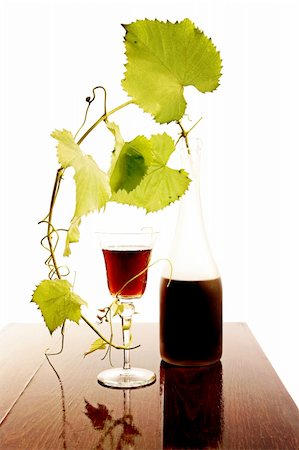 simsearch:400-03966426,k - red wine glass and bottle isolated on white Fotografie stock - Microstock e Abbonamento, Codice: 400-05265544