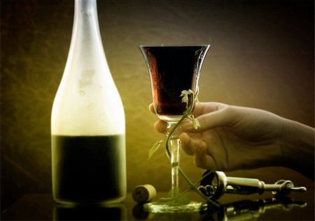 simsearch:400-05383095,k - red wine glass and bottle Stockbilder - Microstock & Abonnement, Bildnummer: 400-05265545