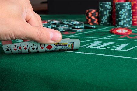 simsearch:700-06302301,k - Casino card game showing chips on green cloth background Stock Photo - Budget Royalty-Free & Subscription, Code: 400-05265755