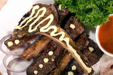 simsearch:400-04734276,k - Fried ribs served with vegetables and sauce Photographie de stock - Aubaine LD & Abonnement, Code: 400-05266268