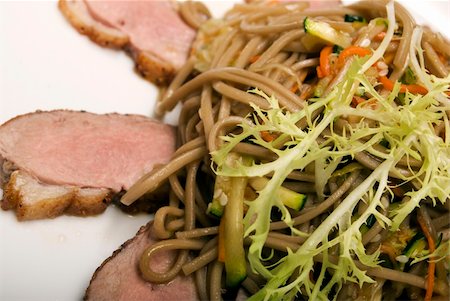 simsearch:400-04734276,k - Spaghetti served with meat and ruccola Photographie de stock - Aubaine LD & Abonnement, Code: 400-05266275