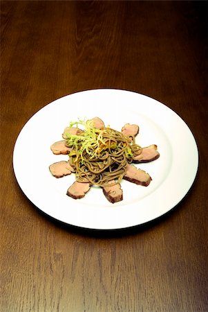 simsearch:400-04734276,k - Spaghetti served with meat and ruccola Photographie de stock - Aubaine LD & Abonnement, Code: 400-05266271
