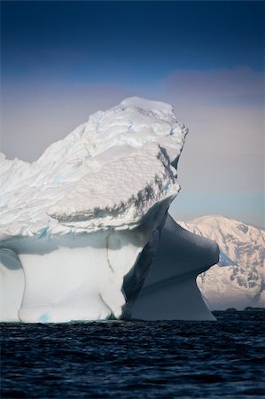 simsearch:628-02197991,k - Antarctic iceberg in the snow Fotografie stock - Microstock e Abbonamento, Codice: 400-05266906