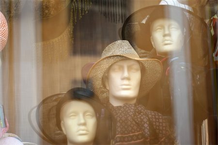pergamepaper (artist) - a shopping window with three hats on plastic models Photographie de stock - Aubaine LD & Abonnement, Code: 400-05267669