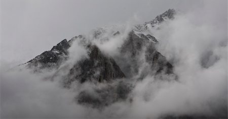 sierra - Mountain  top in the easter sierras shrouded in clouds during winter. Foto de stock - Royalty-Free Super Valor e Assinatura, Número: 400-05268047