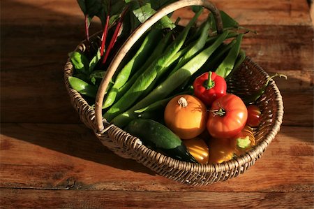 Freshly picked vegetables Fotografie stock - Microstock e Abbonamento, Codice: 400-05268439