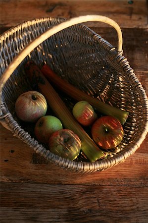 Freshly picked organic apples and rhubarb Photographie de stock - Aubaine LD & Abonnement, Code: 400-05268453