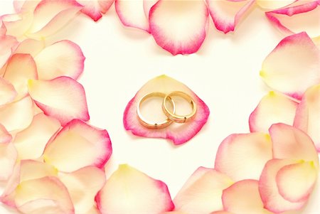simsearch:400-05244104,k - Wedding rings on a red rose petal Stock Photo - Budget Royalty-Free & Subscription, Code: 400-05268481