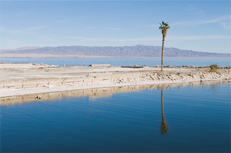 saltonsee - Abandoned pier on the Salton Sea, Desert Shores, California Stockbilder - Microstock & Abonnement, Bildnummer: 400-05269933