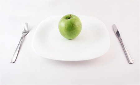 simsearch:400-05115029,k - Green apple on a plate with fork and knife Stockbilder - Microstock & Abonnement, Bildnummer: 400-05260437