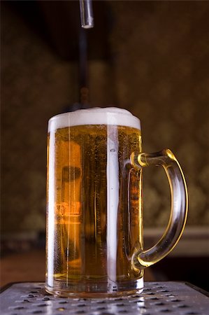 simsearch:400-04167893,k - Glass of beer on pub Stockbilder - Microstock & Abonnement, Bildnummer: 400-05260836