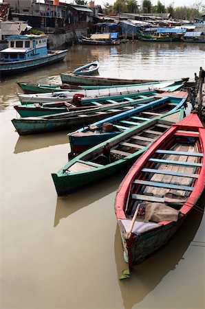 favela district - Boats in a canal of Jakarta slum, Indonesia Photographie de stock - Aubaine LD & Abonnement, Code: 400-05261904