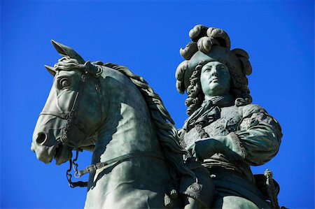 simsearch:400-04987781,k - Louis XIV's statue in front of the Versailles Chateau Stock Photo - Budget Royalty-Free & Subscription, Code: 400-05262630