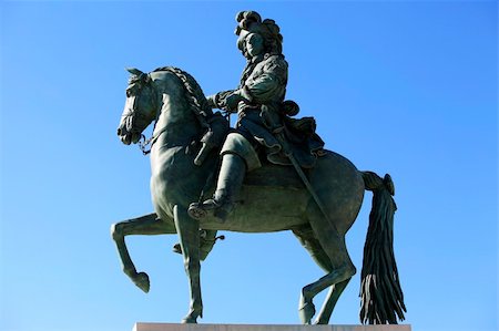 simsearch:400-04987781,k - Louis XIV's statue in front of the Versailles Chateau Stock Photo - Budget Royalty-Free & Subscription, Code: 400-05262631