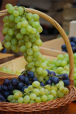 simsearch:400-04902855,k - close up of the white and the dark wine grapes in basket Stock Photo - Budget Royalty-Free & Subscription, Code: 400-05262969