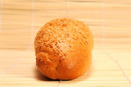 simsearch:400-07716727,k - Mini French bread baguette with sesame seeds Foto de stock - Super Valor sin royalties y Suscripción, Código: 400-05263126