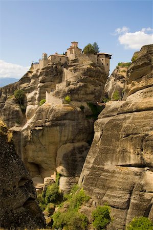 simsearch:400-06696238,k - The Metéora ("suspended rocks", "suspended in the air" or "in the heavens above") is one of the largest and most important complexes of Eastern Orthodox monasteries in Greece. Fotografie stock - Microstock e Abbonamento, Codice: 400-05263628