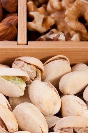 Nuts of different grades in a wooden box. Photographie de stock - Aubaine LD & Abonnement, Code: 400-05263964