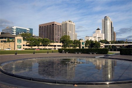 simsearch:400-04747795,k - Downtown Milwaukee reflected in fountain. Fotografie stock - Microstock e Abbonamento, Codice: 400-05274237