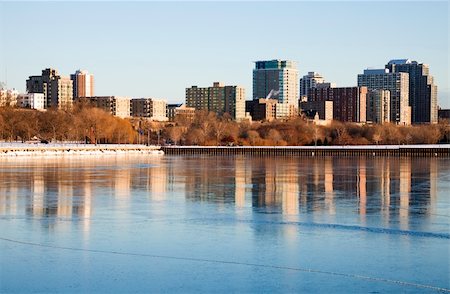 simsearch:400-04747795,k - Winter morning by the lake. Milwaukee, Wisconsin, USA. Fotografie stock - Microstock e Abbonamento, Codice: 400-05274293