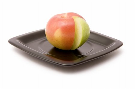 simsearch:400-06699773,k - Apple and its segment on a black plate on a white background Photographie de stock - Aubaine LD & Abonnement, Code: 400-05274304