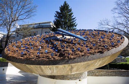 simsearch:400-05292353,k - Pinwheels on the clock in front of state capitol of Kentucky in Frankfort. Photographie de stock - Aubaine LD & Abonnement, Code: 400-05274327