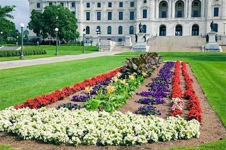 Flowers in front of State Capitol in Minnesota in St. Paul. Stockbilder - Microstock & Abonnement, Bildnummer: 400-05274348