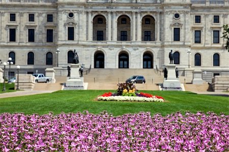 Flowers in front of State Capitol of Minnesota in St. Paul. Shallow DOF. Stockbilder - Microstock & Abonnement, Bildnummer: 400-05274363