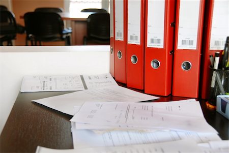 office desk with red folders and various documents Photographie de stock - Aubaine LD & Abonnement, Code: 400-05274445