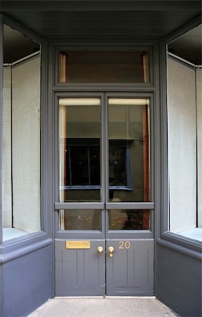 Shop front entrance doorway with glazed windows Photographie de stock - Aubaine LD & Abonnement, Code: 400-05274894