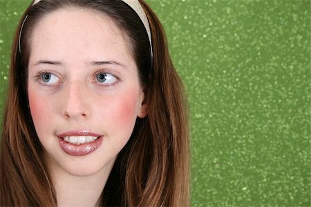 simsearch:400-04763033,k - Brunette teenager on a green background wearing a broad head band Photographie de stock - Aubaine LD & Abonnement, Code: 400-05275943