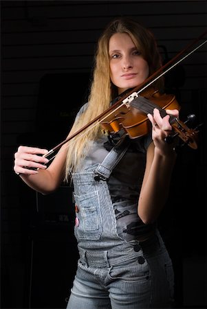 Young woman playing on violin at stage Photographie de stock - Aubaine LD & Abonnement, Code: 400-05276029