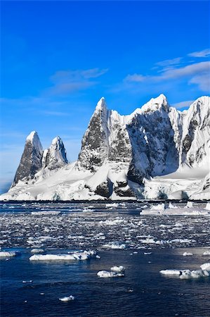 simsearch:400-04900502,k - Beautiful snow-capped mountains against the blue sky Stockbilder - Microstock & Abonnement, Bildnummer: 400-05276075