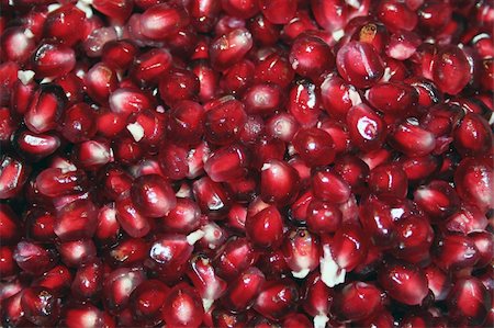 simsearch:693-08127360,k - Juicy red pomegranate seeds for texture or background Photographie de stock - Aubaine LD & Abonnement, Code: 400-05277611