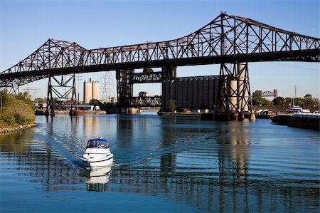 White Boat under Chicago Skyway Bridge. Foto de stock - Super Valor sin royalties y Suscripción, Código: 400-05277808