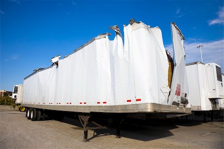 White trailer after accident against blue sky. Foto de stock - Super Valor sin royalties y Suscripción, Código: 400-05277824