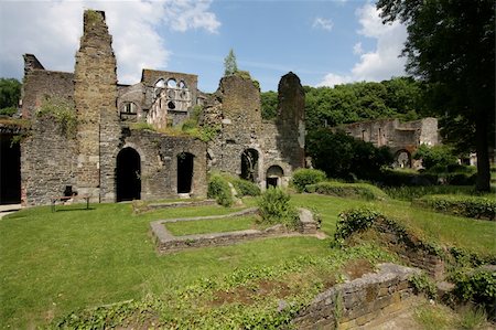 Villers Abbey (abbaye de Villers) is an ancient Cistercian abbey located near the town of Villers-la-Ville in the Brabant province of Wallonia (Belgium). Founded in 1146, the abbey was abandoned in 1796. Most of the site has since fallen into ruins. Photographie de stock - Aubaine LD & Abonnement, Code: 400-05277855