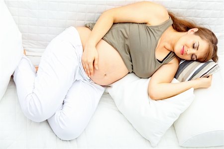 simsearch:400-05911635,k - Beautiful pregnant woman sleeping  on couch at home. Foto de stock - Super Valor sin royalties y Suscripción, Código: 400-05278544