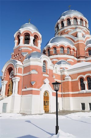 The red brick Orthodox cathedral in the center of Sormovo (Nizhny Novgorod, Russia) Foto de stock - Super Valor sin royalties y Suscripción, Código: 400-05270926