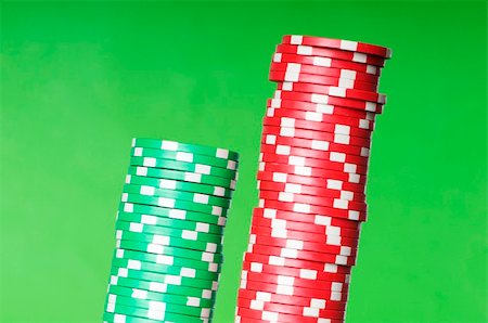 simsearch:625-01749129,k - Stack of red and green casino chips against green background Stockbilder - Microstock & Abonnement, Bildnummer: 400-05271101