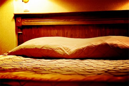 Huge bed in a hotel room. Foto de stock - Super Valor sin royalties y Suscripción, Código: 400-05271144