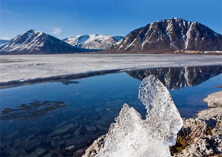 Big piece of ice on coast of lake in mountains Foto de stock - Super Valor sin royalties y Suscripción, Código: 400-05271653