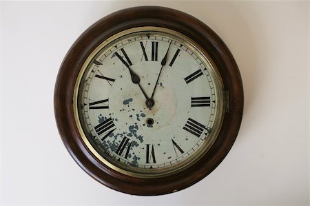 Antique Fusee Wall Clock (With Clipping path) Photographie de stock - Aubaine LD & Abonnement, Code: 400-05271968