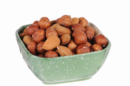 simsearch:400-04290468,k - hazelnuts and almond in a cup isolated on white background Foto de stock - Super Valor sin royalties y Suscripción, Código: 400-05272350