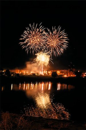 simsearch:400-07213298,k - night traditional firework with reflection in water Photographie de stock - Aubaine LD & Abonnement, Code: 400-05272725