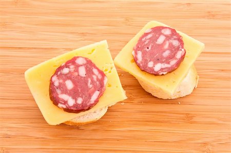 simsearch:400-05273014,k - Sandwiches with sausage, cheese and bread Fotografie stock - Microstock e Abbonamento, Codice: 400-05273013