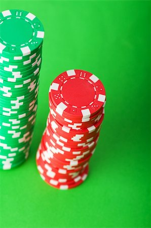 simsearch:625-01749129,k - Casino chips and cards against green background Stockbilder - Microstock & Abonnement, Bildnummer: 400-05273351