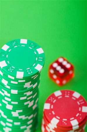simsearch:625-01749129,k - Casino chips and dice against green background Stockbilder - Microstock & Abonnement, Bildnummer: 400-05273352