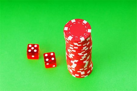 simsearch:400-04332135,k - Casino chips and dice against green background Foto de stock - Super Valor sin royalties y Suscripción, Código: 400-05273353