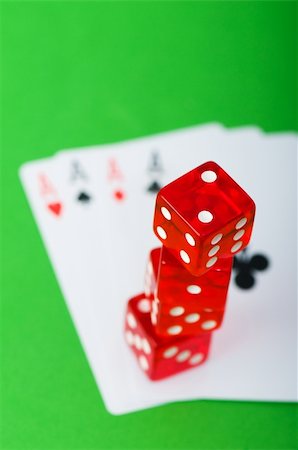 simsearch:625-01749129,k - Casino chips and cards against green background Stockbilder - Microstock & Abonnement, Bildnummer: 400-05273369